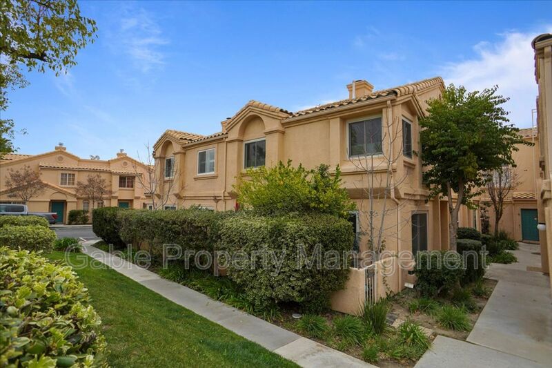 Newhall Townhome: 18716 Vista Del Canon