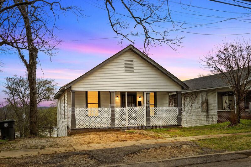 Birmingham House: 1563 Martin Ave