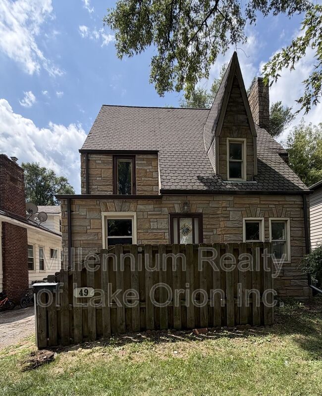 Pontiac House: 49 Neome Dr