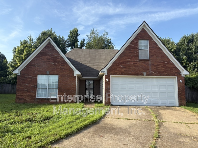 Memphis House: 4429 S Cedar Bark Cv