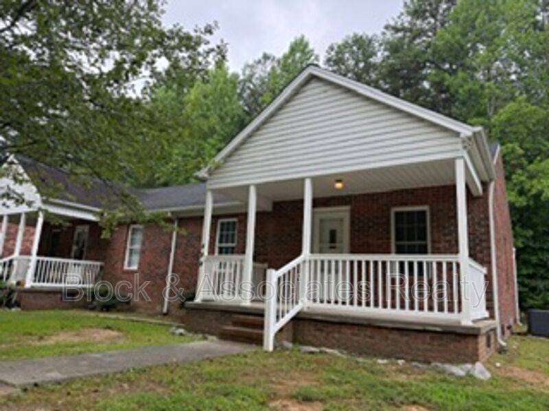 Asheboro House: 724 Breeze Hill Rd
