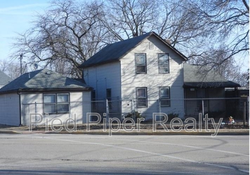 Freeport House: 1203 S Galena Ave