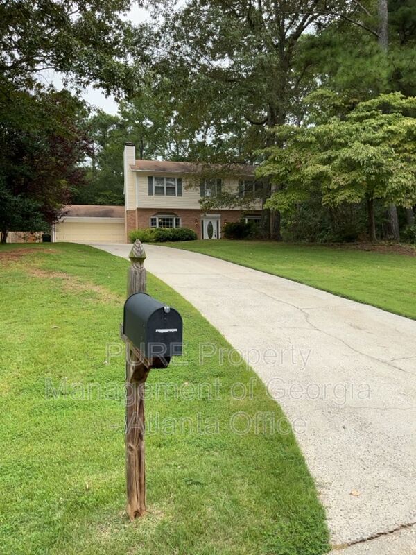 Kennesaw House: 1386 Stonehenge Ct NW