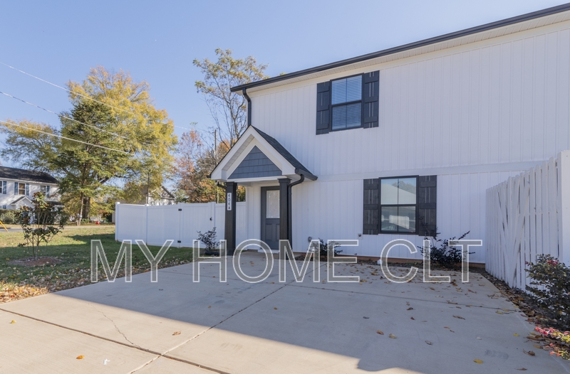 Charlotte Townhome: 404 Kirby Drive - B