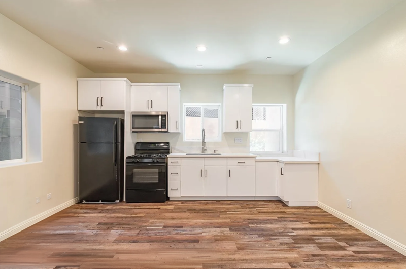 Los Angeles Condo: 3258 1/2 Dundas St.