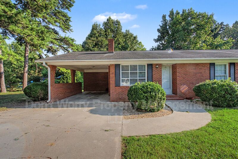 Lexington House: 1112 Pine Top Road