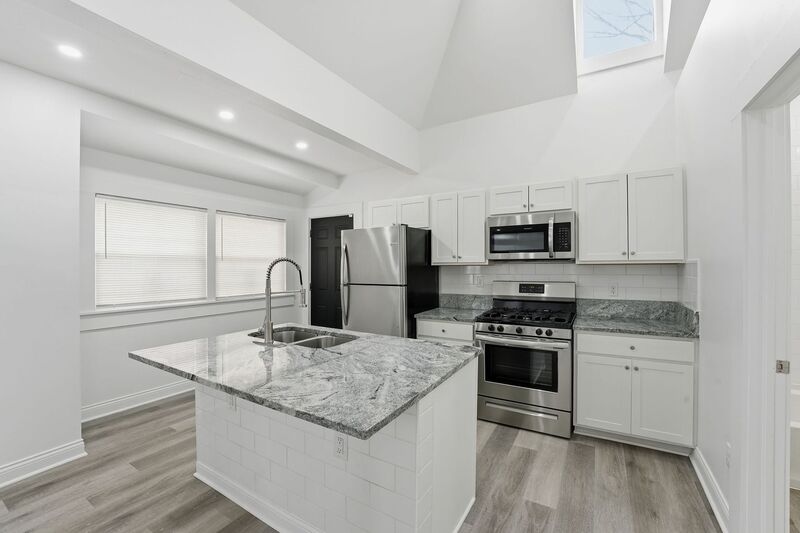 Columbus House: 522 Kelton Avenue