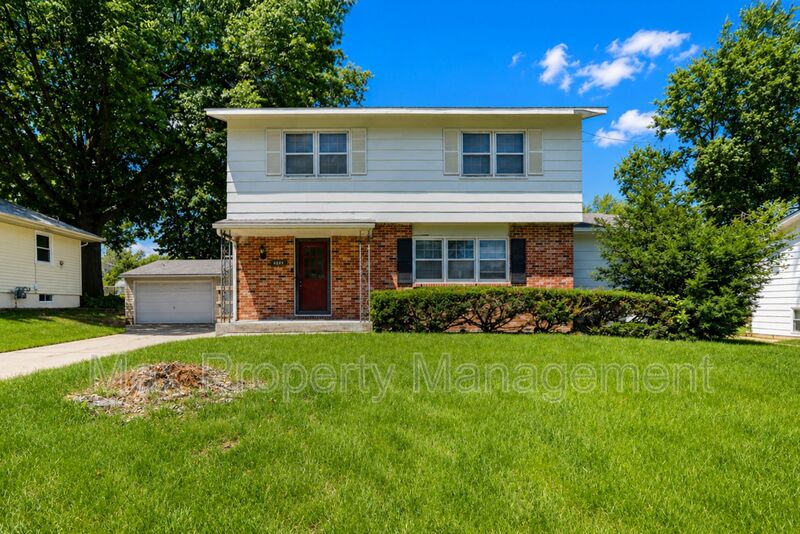 Urbandale House: 4413 63rd St