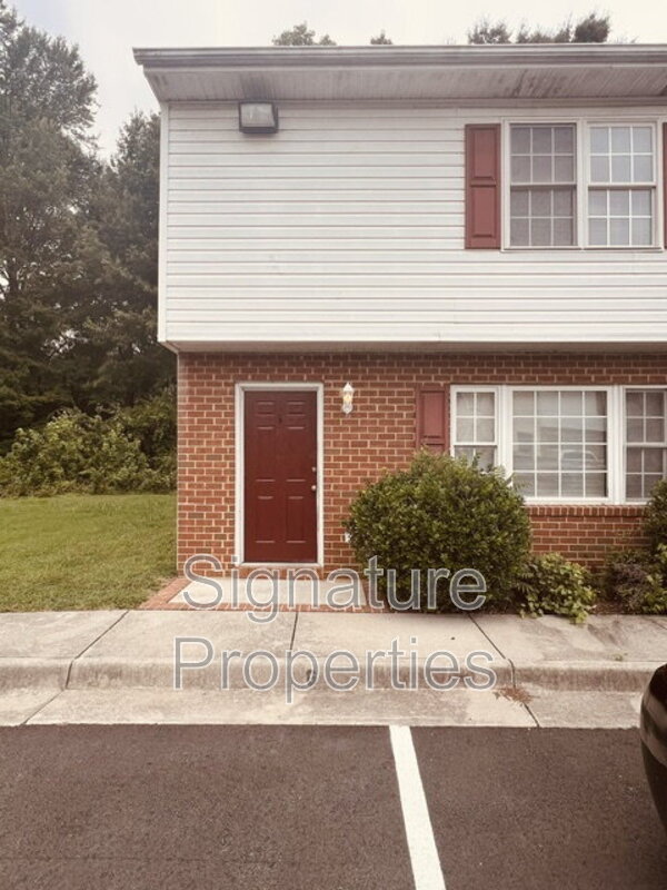 Colonial Heights Condo: 555 Fairfax Ave