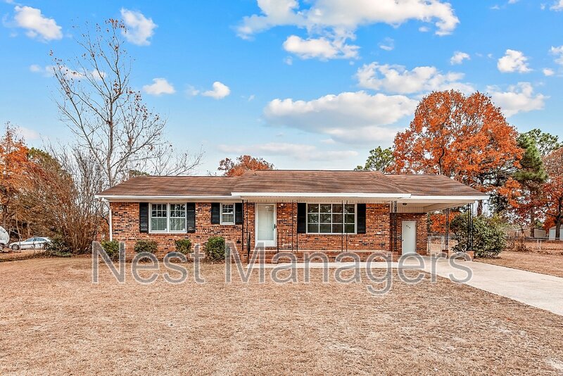 Fayetteville House: 909 Kaywood Drive