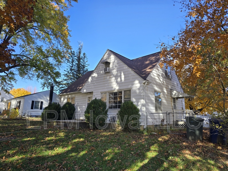 Waterloo House: 821 Cornwall Avenue