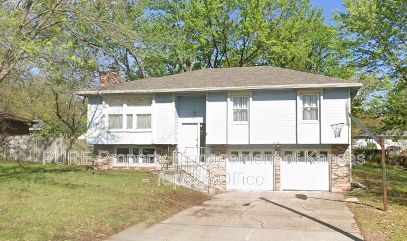 Topeka House: 2746 SE Lakeshore Blvd