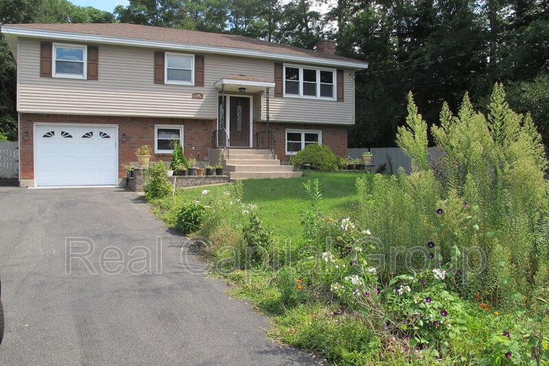 Albany House: 18 Ethel Dr