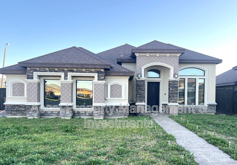 Edinburg House: 312 Kika De La Garza St.