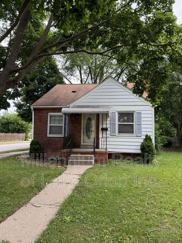 Pontiac House: 271 Dick Ave