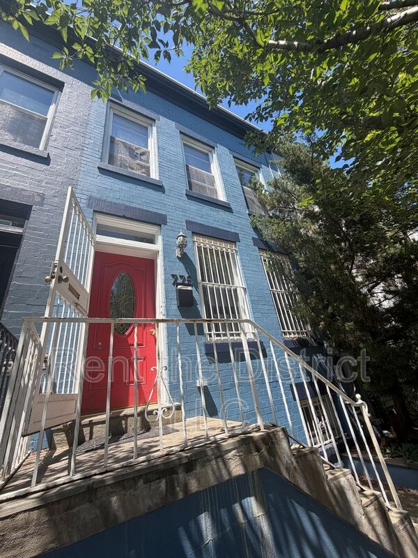 Washington House: 775 Kenyon Street NW