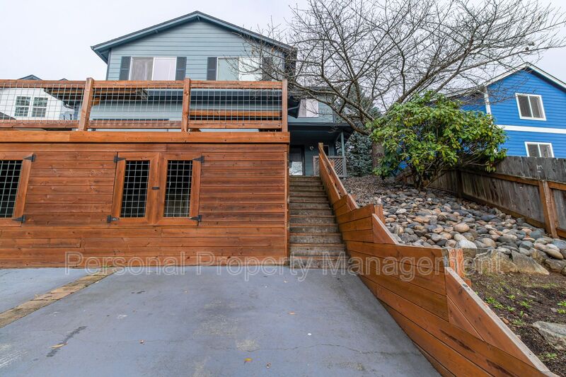 Camas Townhome: 1107 NW 8th Ave