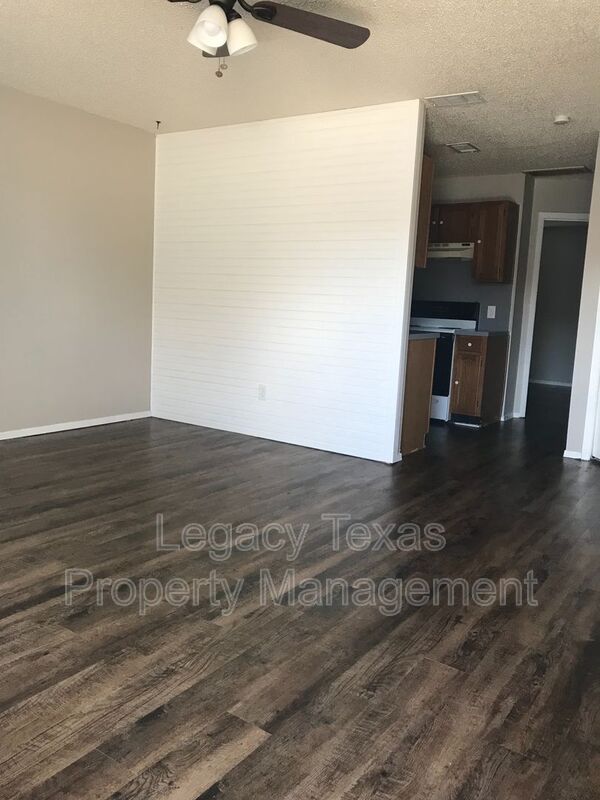 CLEBURNE Condo: 1419 W. Kilpatrick Ct.