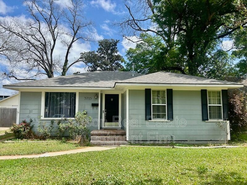 Shreveport House: 3715 Greenway Place