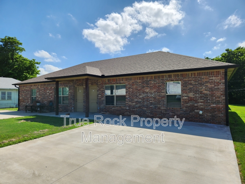 Ada House: 219 South Hope Avenue
