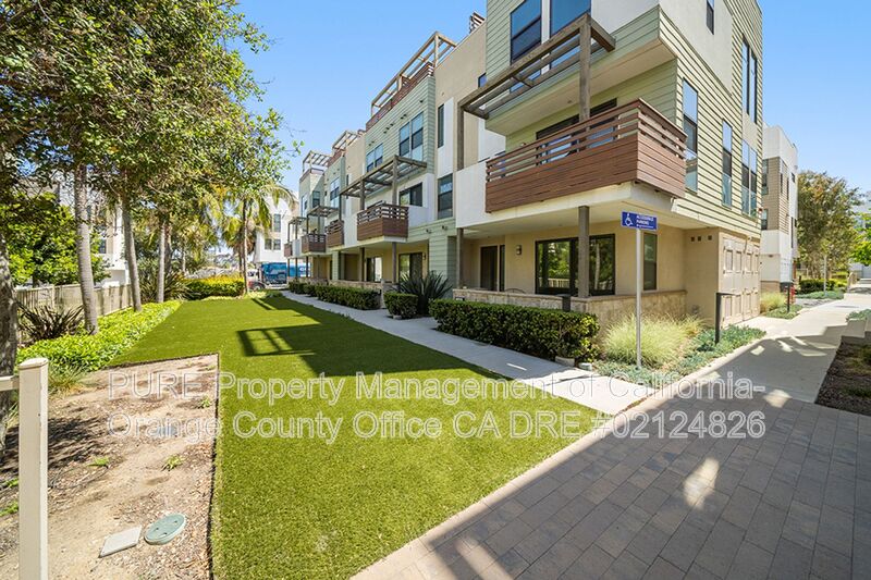 Costa Mesa Condo: 661 W 17th Street