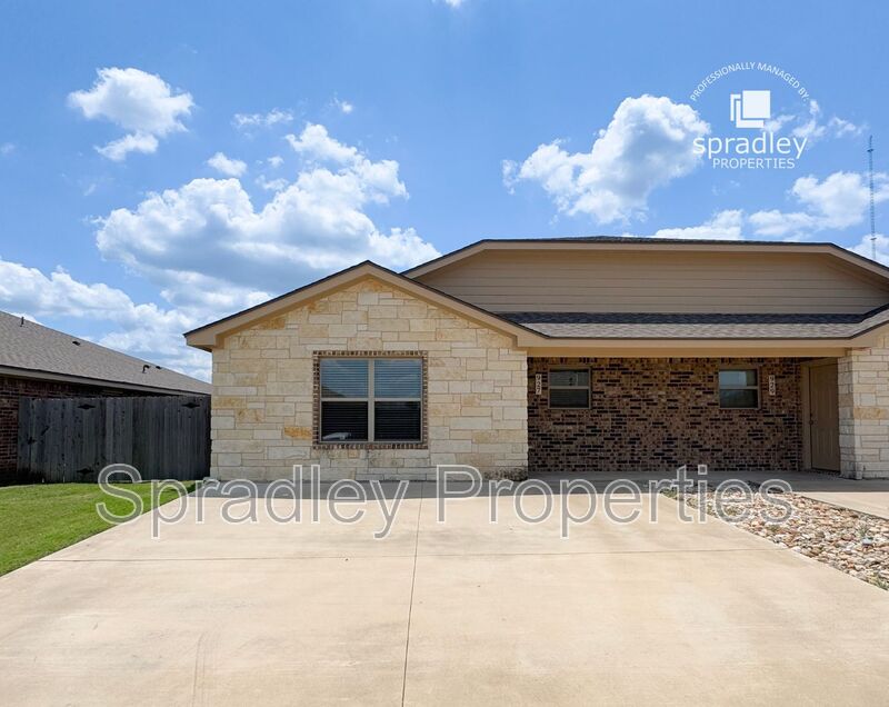 Belton Townhome: 927 Laila Ln