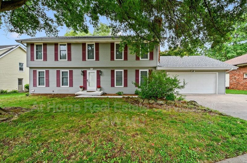 Springfield House: 834 E Manchester Dr
