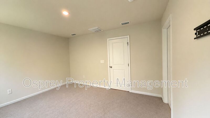 Charming 3-Bedroom Suffolk Home with Garage & Deck - Photo 12