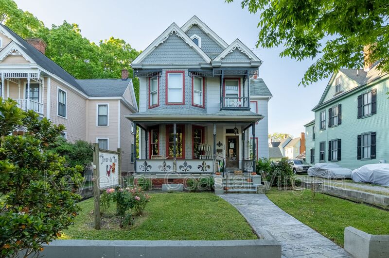 Smithfield House: 338 Main St.