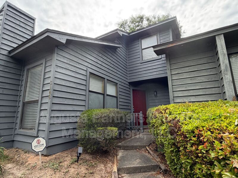 Augusta House: 3148 Village West Dr