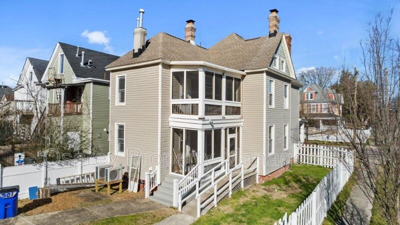 Gorgeous Victorian home in the Virginia Place Neighborhood - Slider navigation 4