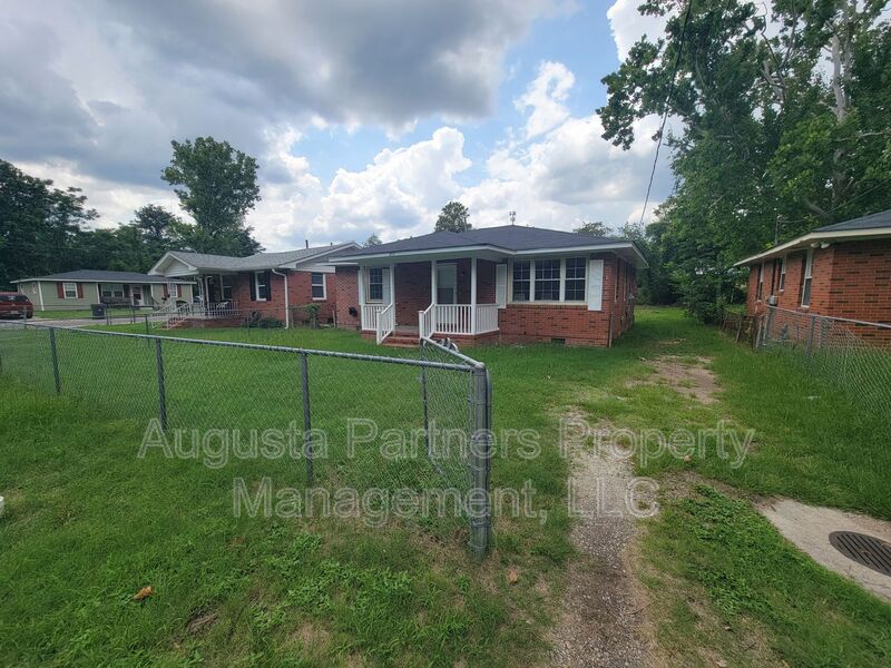 Augusta House: 2111 Dyer Street