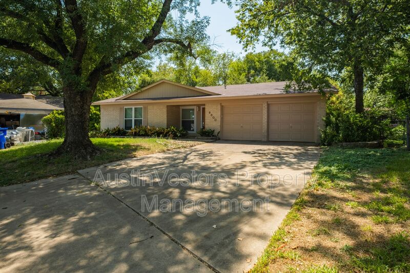 Austin House: 8600 Clarewood Cir