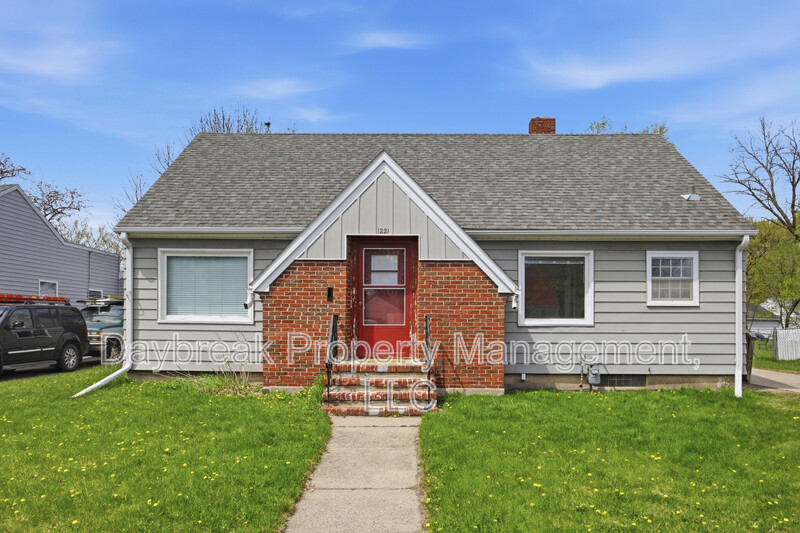 Moorhead House: 1221 5th Street South