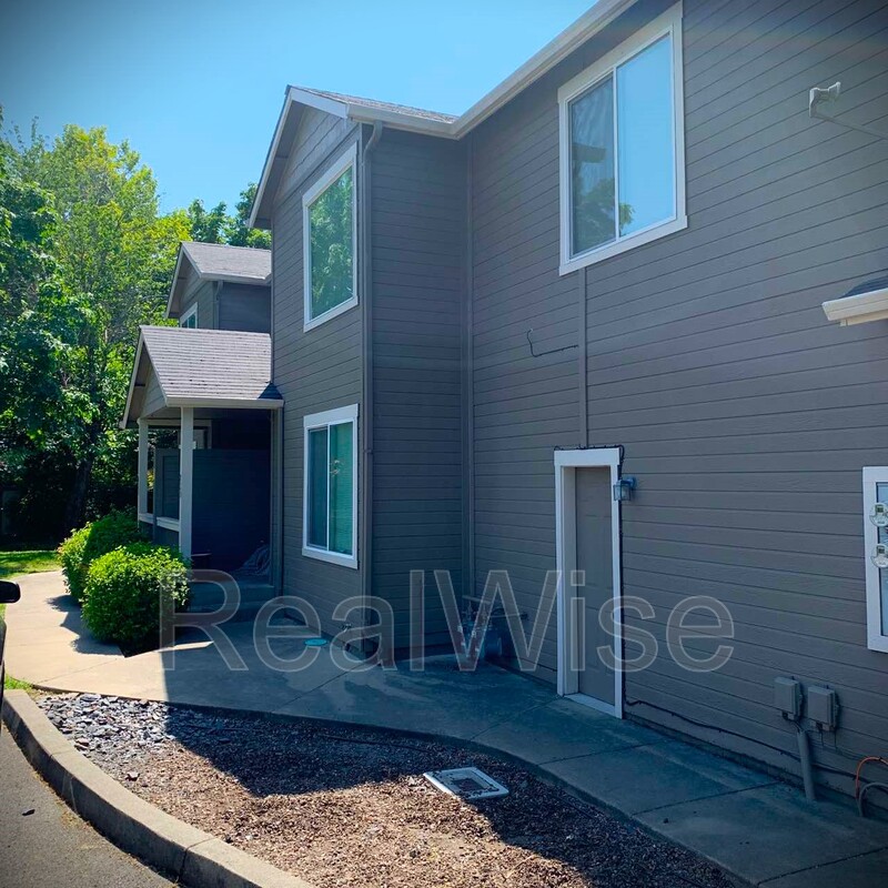 Grants Pass Townhome: 820 NE 8th St
