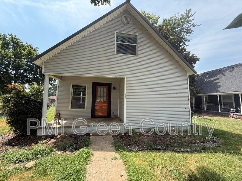 Coweta House: 212 West Pecan Street