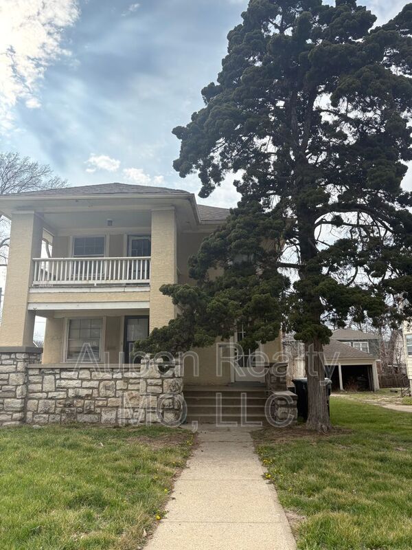 Kansas City House: 5446 Harrison St. 2F