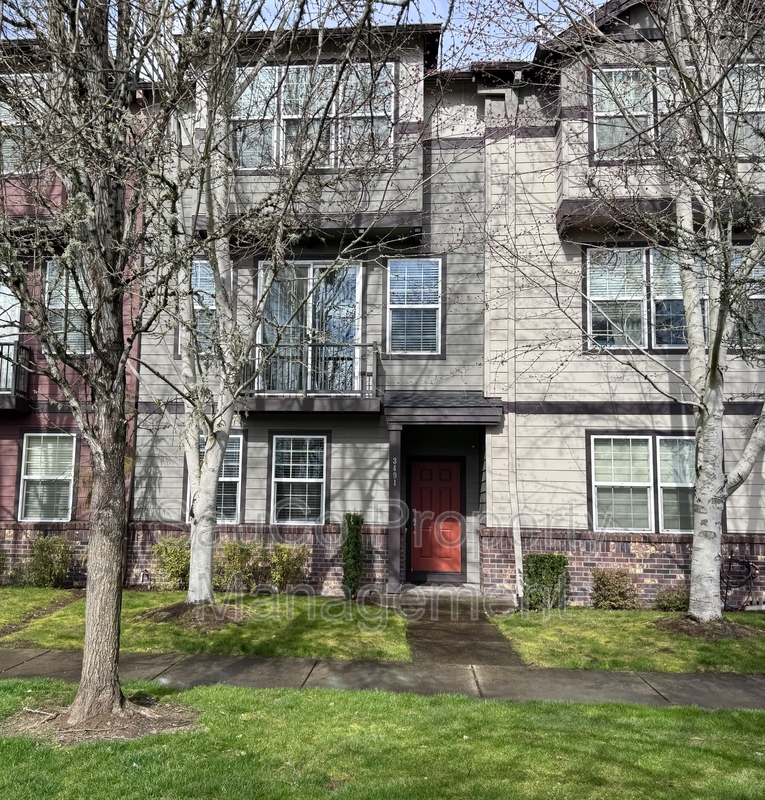 Hillsboro House: 3491 Southeast Pepperwood Way