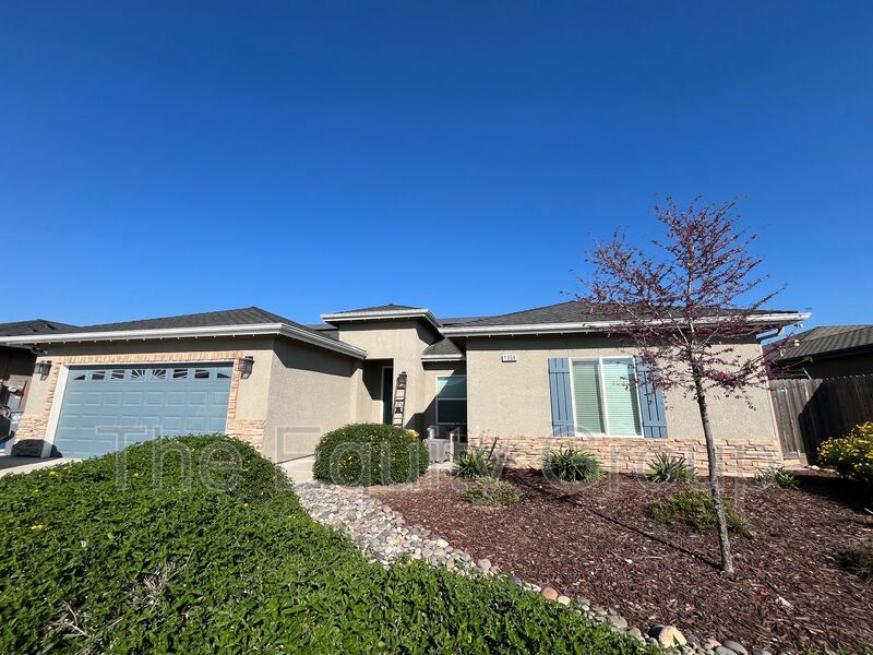 Reedley House: 1356 S Enns Ave