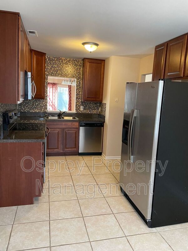 Charming 3-Bedroom Home with Garage in Virginia Beach - Photo 4