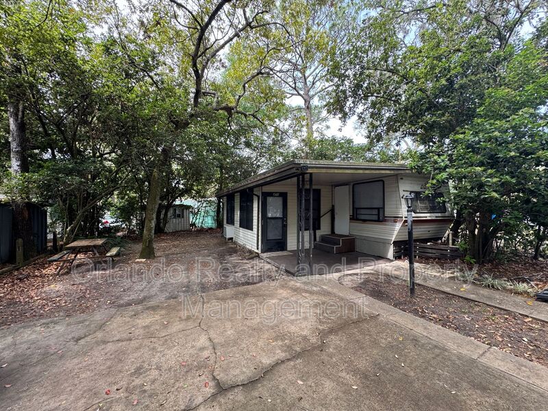 Apopka House: 3000 Clarcona Rd