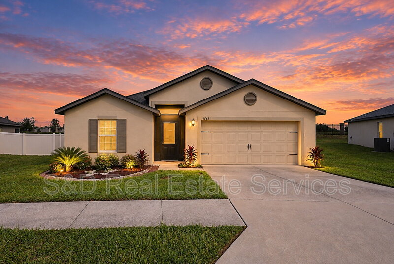 Dundee House: 1563 Swan Lake Circle