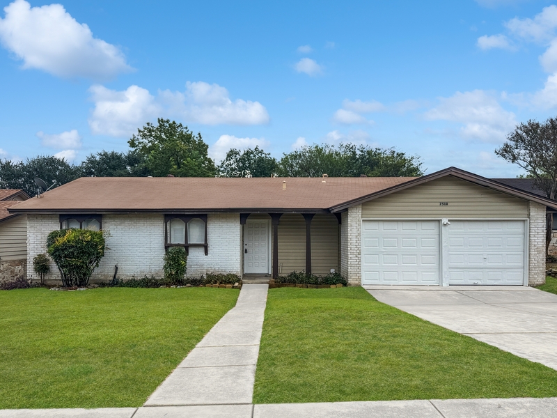 Live Oak House: 7510 Old Spanish Trail