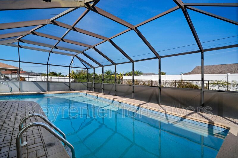 Cape Coral House: 911 SE 19th Street