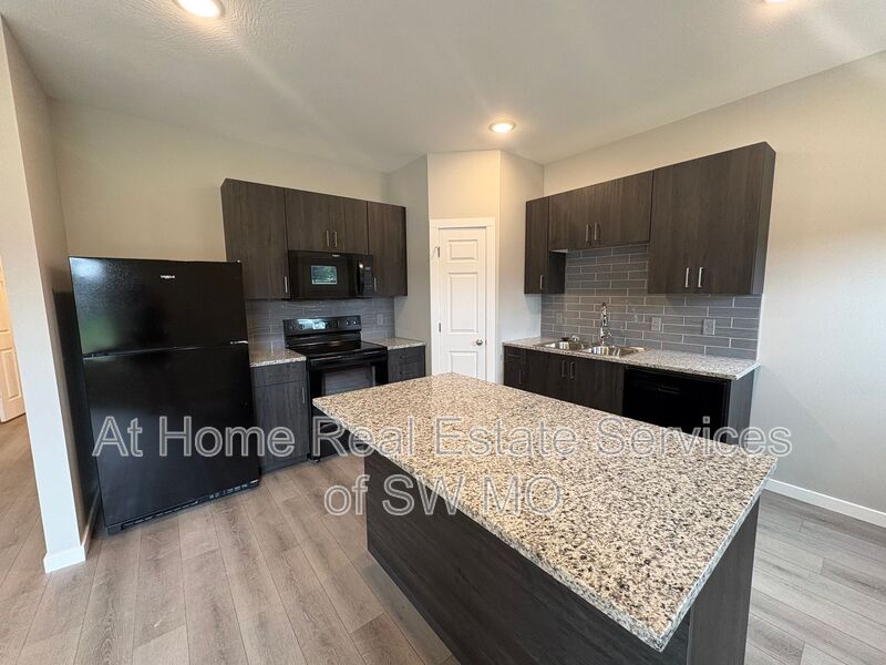 Springfield House: 4930-9 W. Minota St.