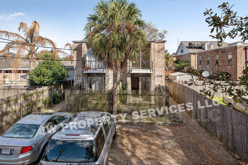 Metairie House: 309 Lilac St