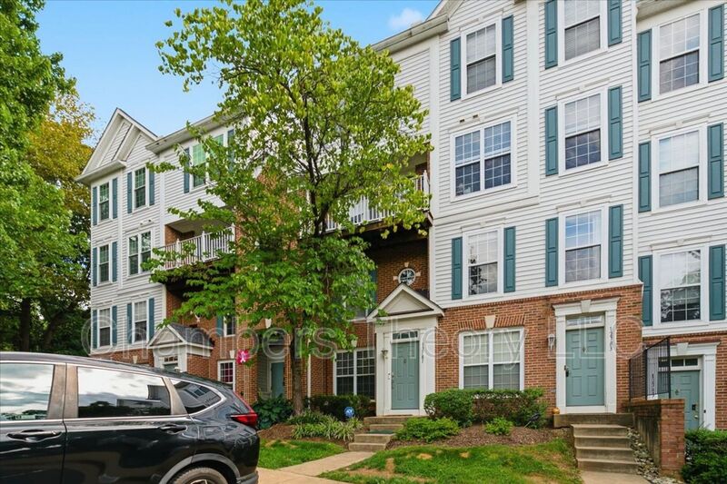 Fairfax House: 12781 Fair Crest Ct
