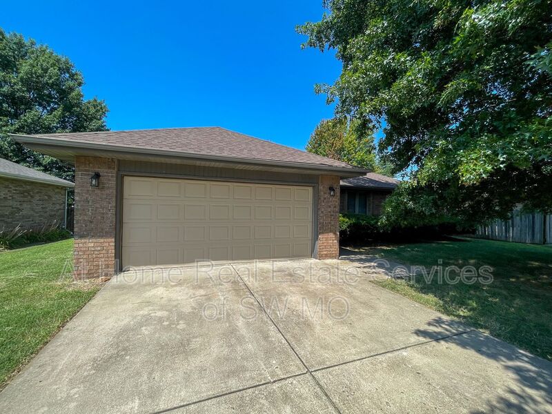 Springfield House: 4137 S Parkcrest