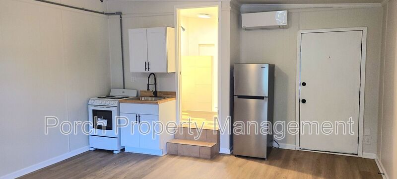 Pensacola House: 7210 N Palafox St