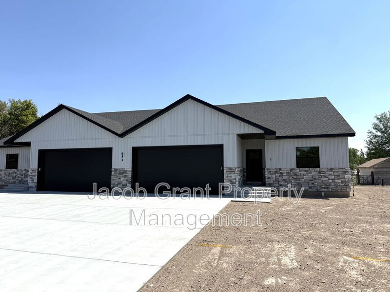 Menan House: 654 N 3511 E